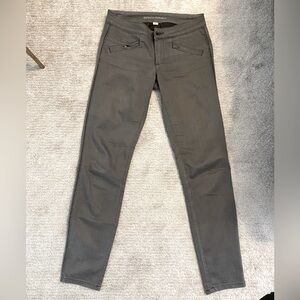 Banana Republic size 26 grey skinny pant zipper detail